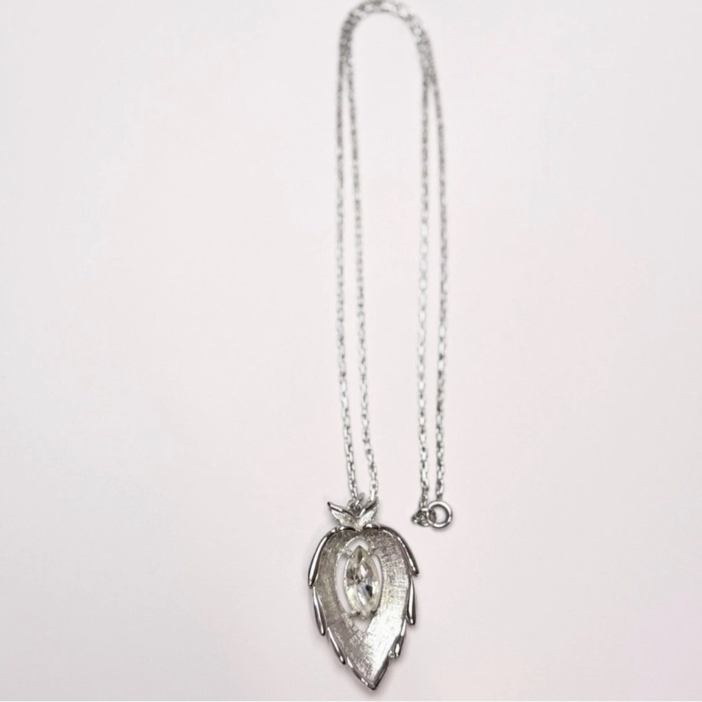 💕2/$30 Sarah Coventry Silver Leaf Pendant Necklace with Clear Stone